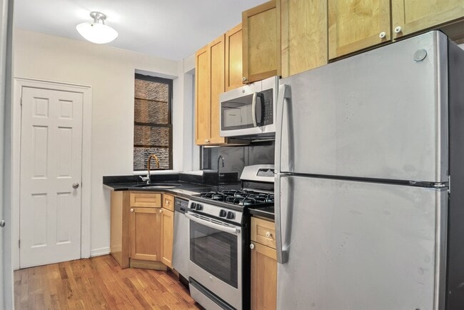 Building Photo - 358 W 45th St Rental