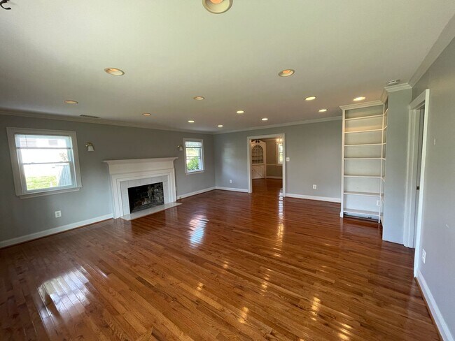 Photo - Cheerful 3 Bedroom 2 Bathroom With Office And Spacious Fenced Yard In Beautiful Pimmit Hills