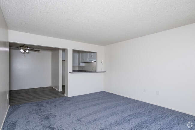 2BR, 1BA - 820 SF