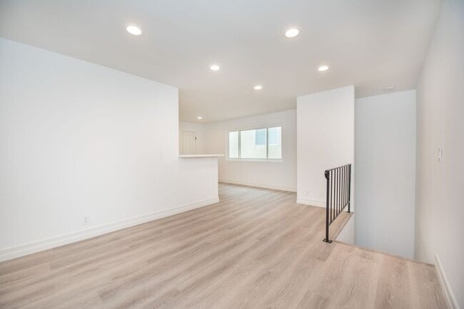 Downtown HB Remodled unit - 2 blocks from the sand
