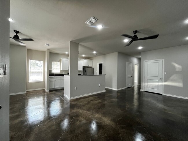 Building Photo - Country Road Triplex Unit 1 Rental