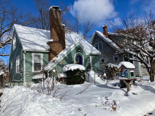 Building Photo - 3226 Milwaukee St Unit 2