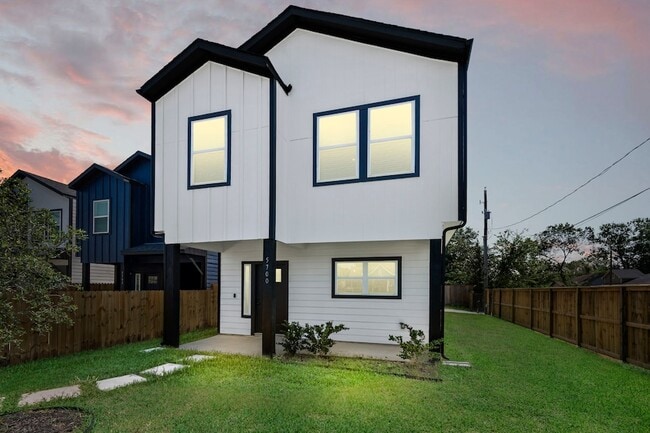 Building Photo - 5700 Elysian St