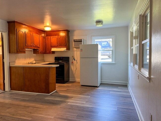 Photo - 2004 W Broadway