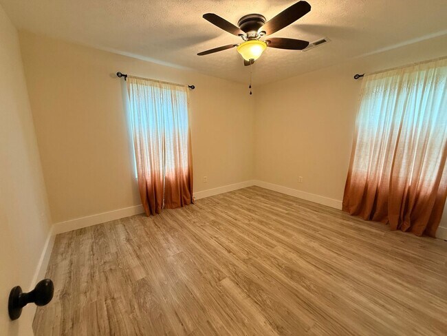 Photo - 400 Gayle Way