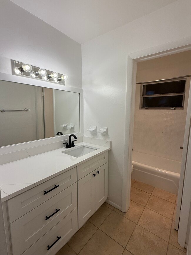 Baño - 38 SW 7th St Unidad B