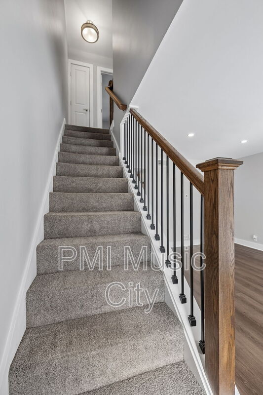 Photo - 2126B Burns St