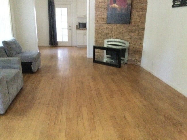 Photo - 20957 Community St