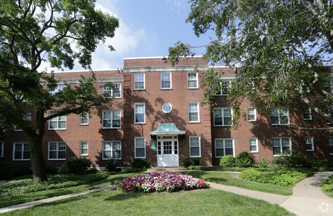 Lyon Village Apts