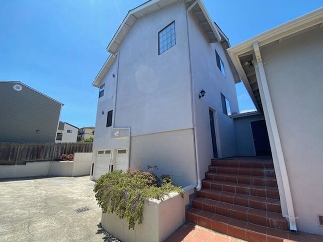 Building Photo - 739 W Franklin St Unit B