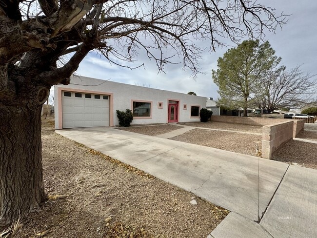 Photo - 419 E 7th St