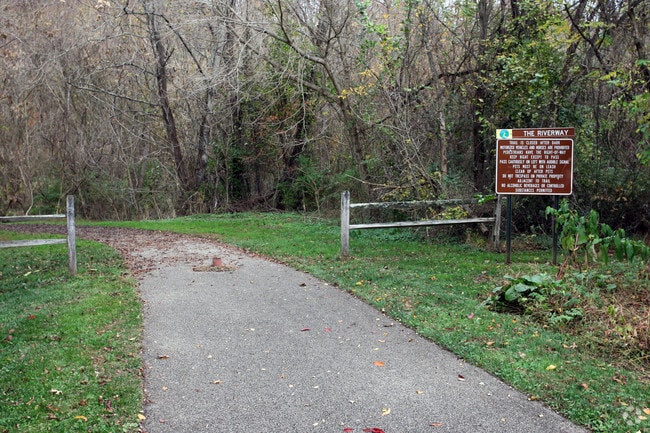Walking trails to the New River and Bisset Park