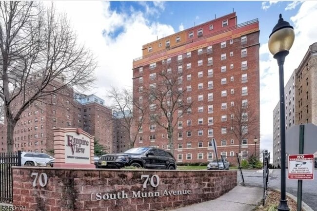 Building Photo - 70 S Munn Ave Unit 102