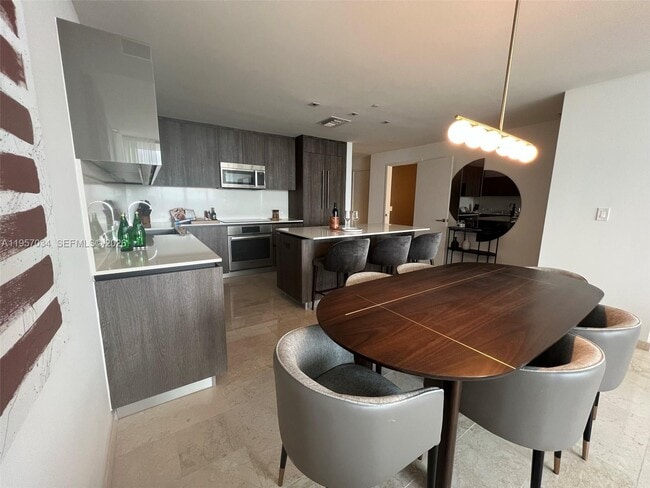 Building Photo - 88 SW 7th St Unit 2404