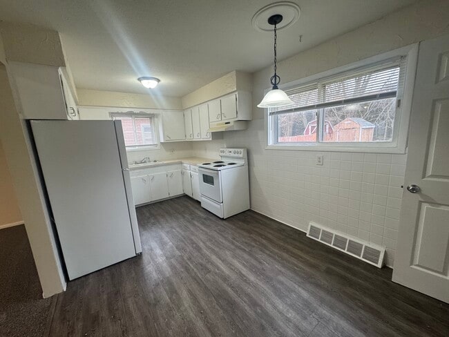 Photo - 1325 Vermont Pl NE