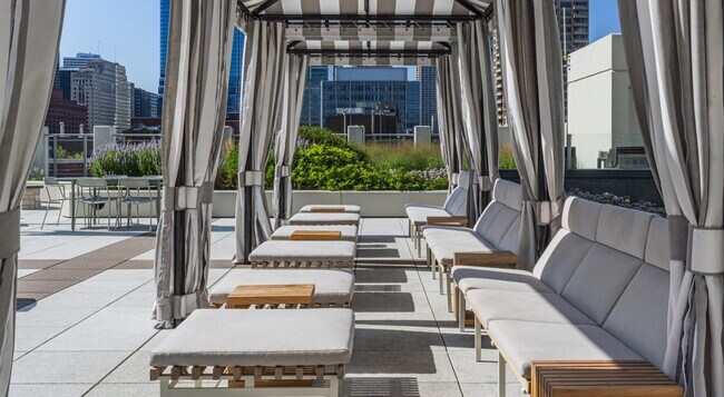 Photo - 645 W Kinzie St