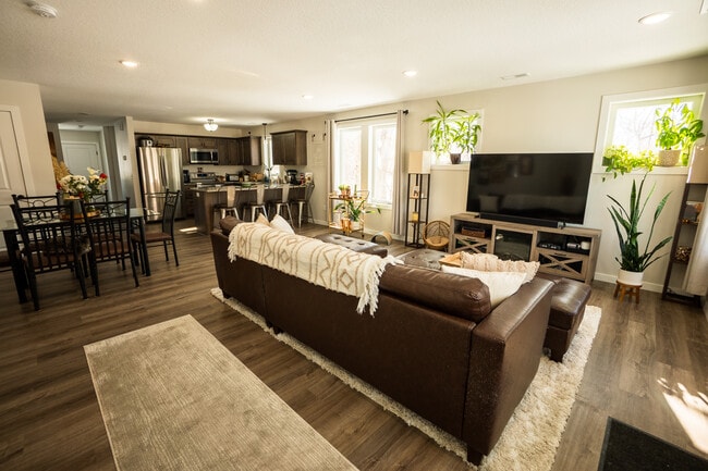View of Downstairs Open Floor Plan from Front Door - 2927 Marshall St NE Apartamentos Unidad B