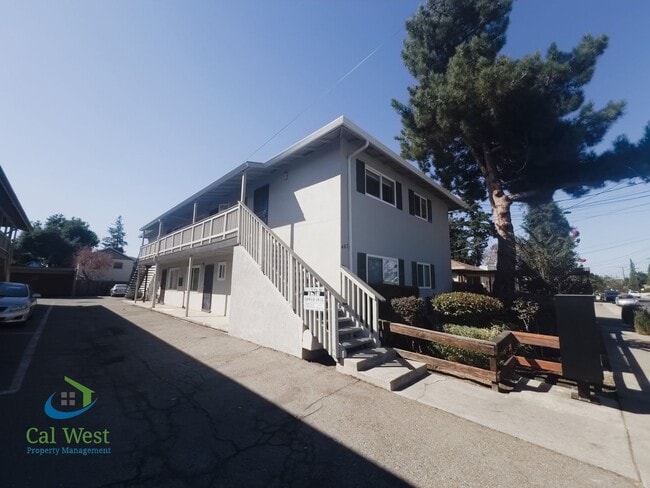 Building Photo - $2095 - Cozy Upstairs 1 bed / 1 bath near ... Unit # 4 Rental