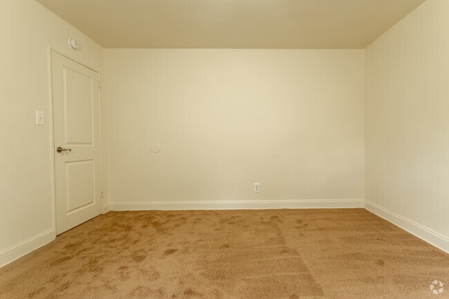 Bedroom - Grymes Hill Apartments
