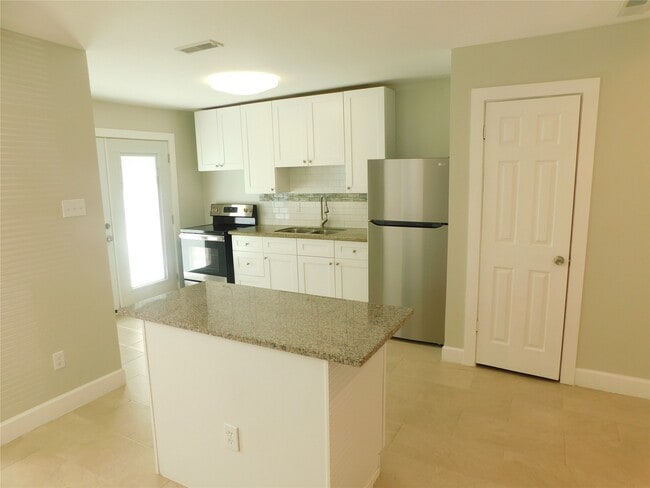 Photo - 3332 Blodgett St