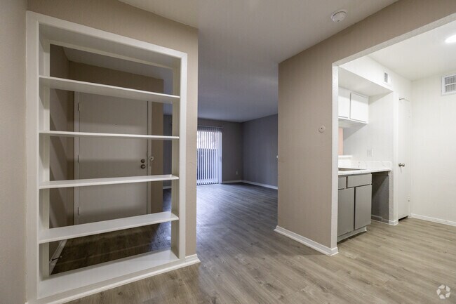 1BR, 1BA - 653SF - Yale - Living Room - 8950 Glencrest