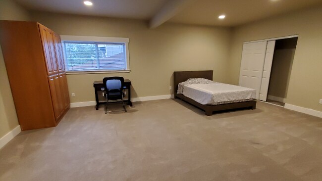 Photo - 9006 105 Ave SW