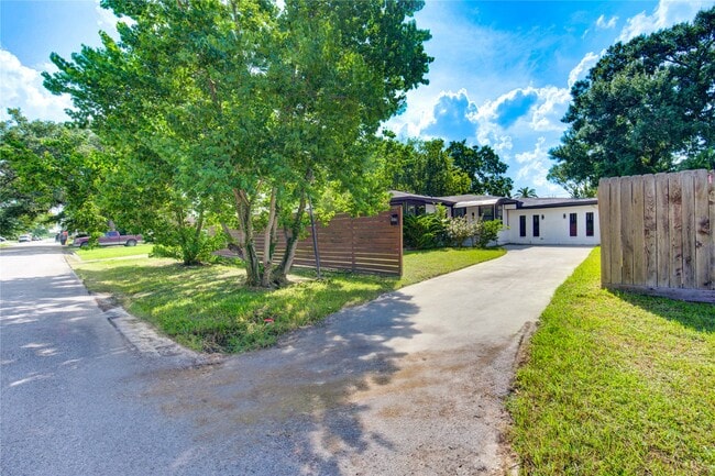 Photo - 6638 Winton St