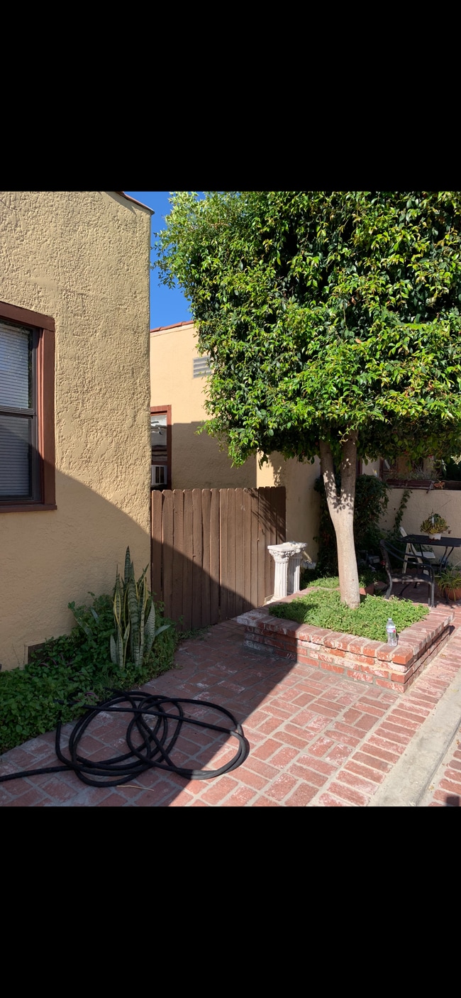 Photo - 5031 Bakman Ave