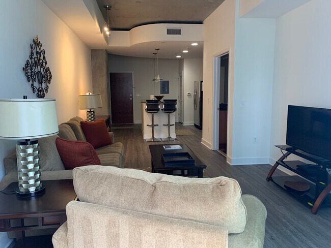 Photo - 215 W Martin Luther King Jr Blvd Unidad ID1344187P