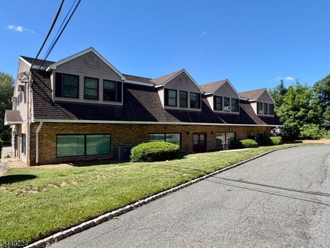 Building Photo - 7 Oak Ridge Rd