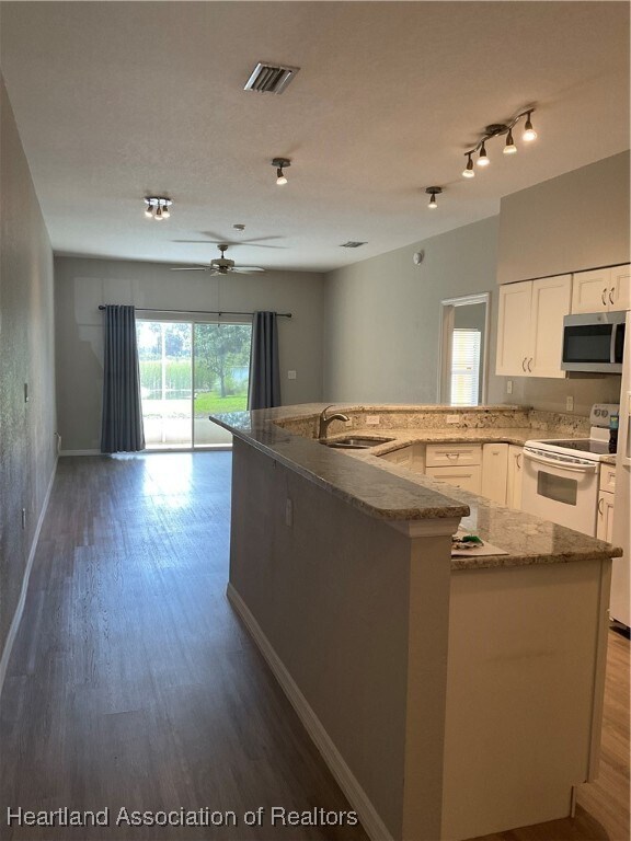 Photo - 240 Trafalgar Way