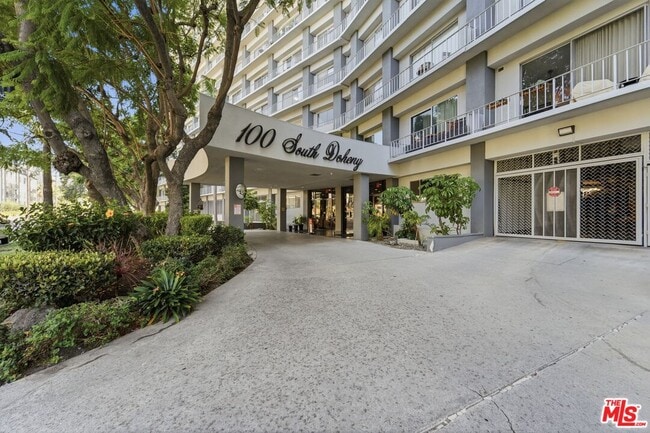 Building Photo - 100 S Doheny Dr Unit 213
