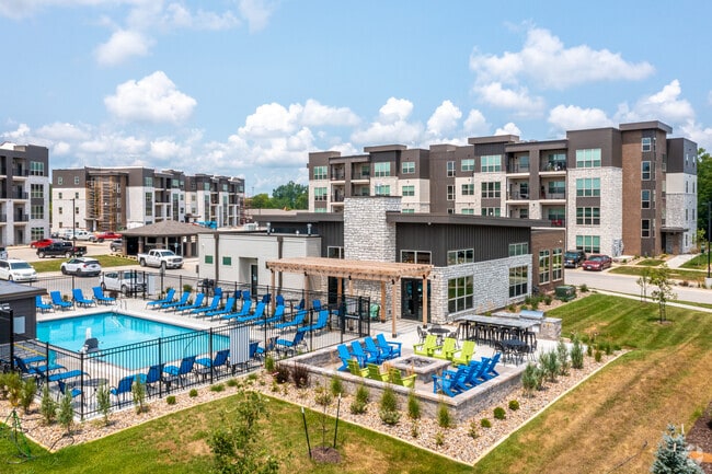 Clubhouse & Pool - The Emory - Altoona