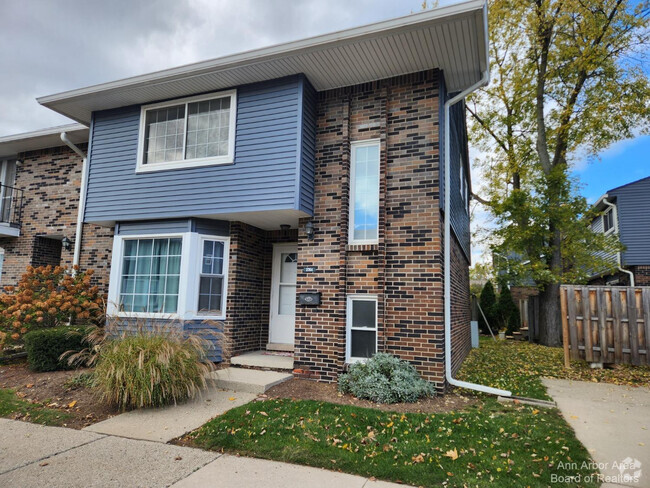 Building Photo - 2764 Page Ave Rental