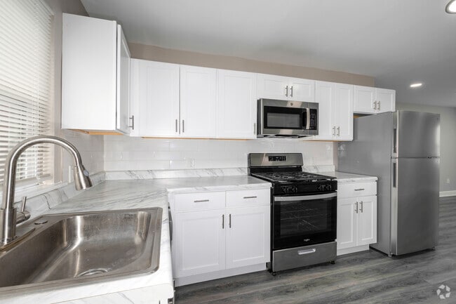 2BR, 1BA - 900SF - Kitchen - Haddon Crossing Apartment Homes