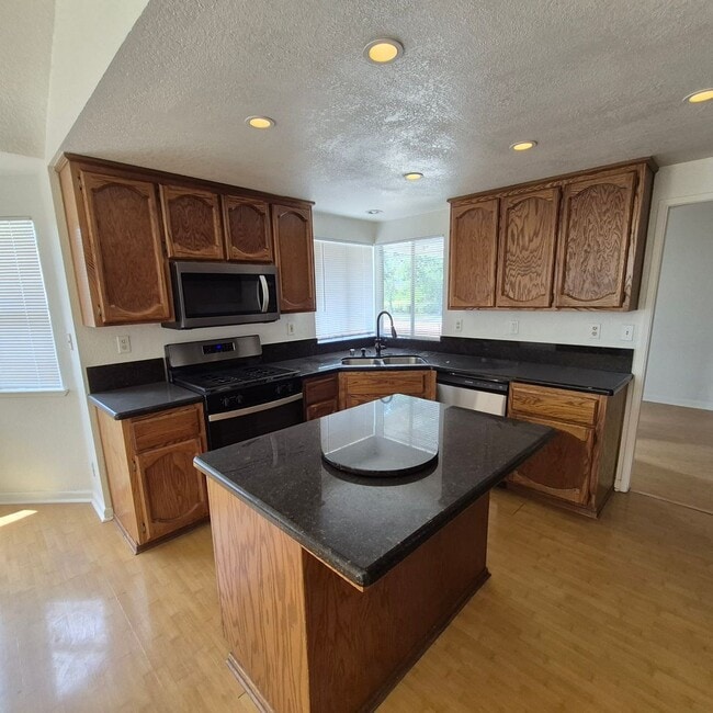 Photo - Spacious 4 bedroom available in Roseville, Good schools nearby.