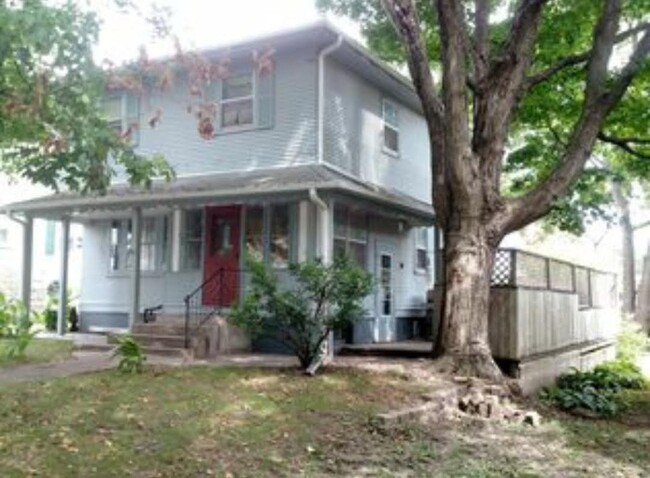 Photo - 220 W 10th St S House
