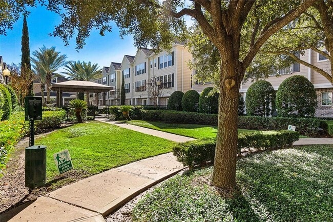 Building Photo - This Condo is The Perfect Blend of Comfort...