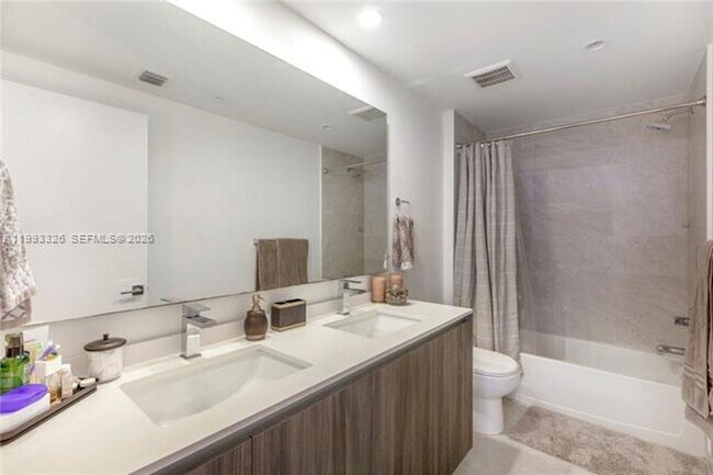 Photo - 488 NE 18th St Unidad 488 NE 18th St # 909