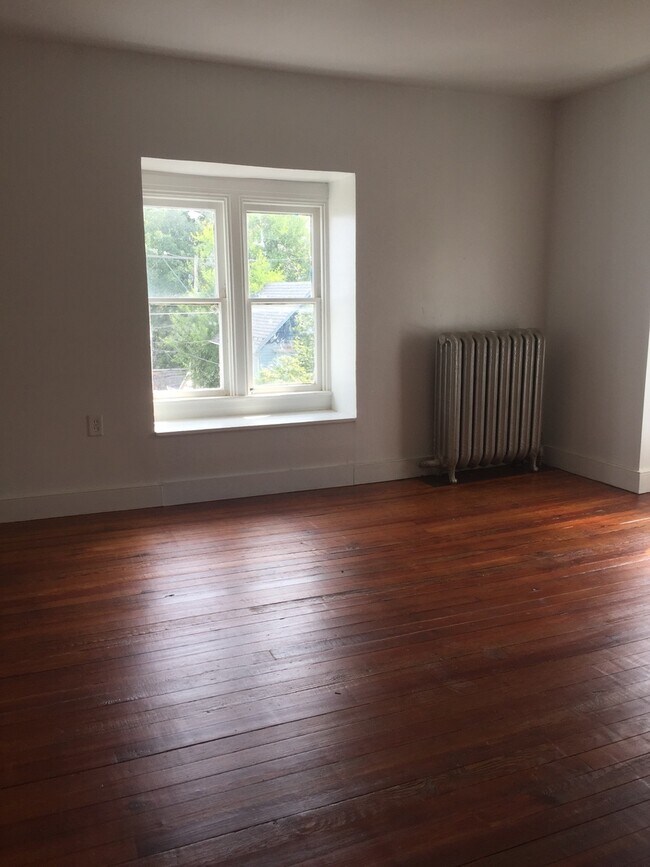Photo - Large 2nd Floor, 4 Bedroom Apartment in York City Near Farquhar Park