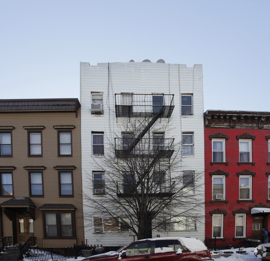 Photo - 202 Kent St