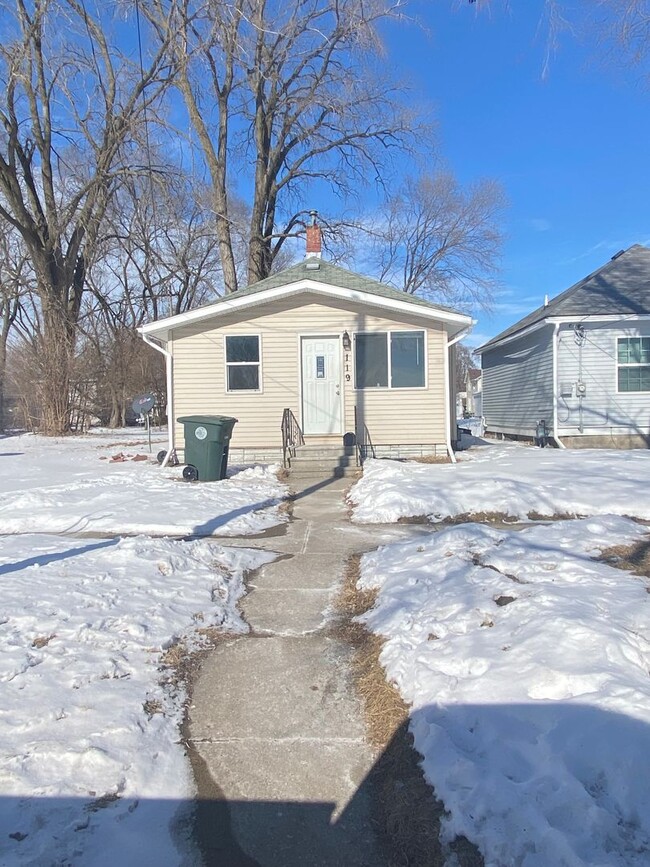Building Photo - 3 Bed 1 Bath Home available March 1st