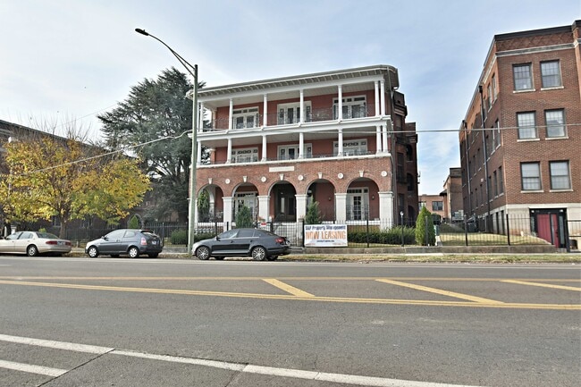 Building Photo - 209 W Fifth Ave Unit 203