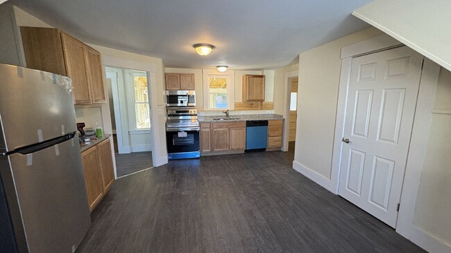 Building Photo - 4 Bed, 1 Bath, plus Bonus Room in Rochester! Unit B