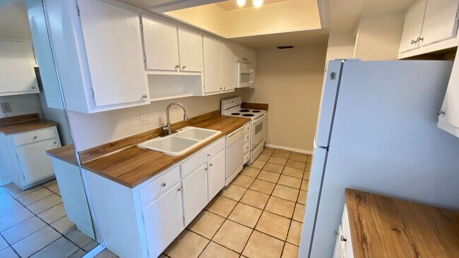 Photo - Two Bedroom, Two Bath in Orlando - Priced to Rent! Unit B208