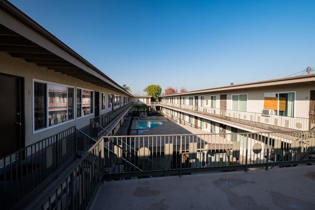 Courtyard - Amber Court Apartments