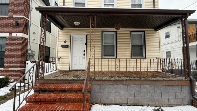 Exterior Main Entrance/Front Porch - 9 Washington St Unidad 1