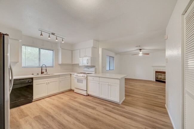 Building Photo - Welcome to this beautifully remodeled grou... Rental