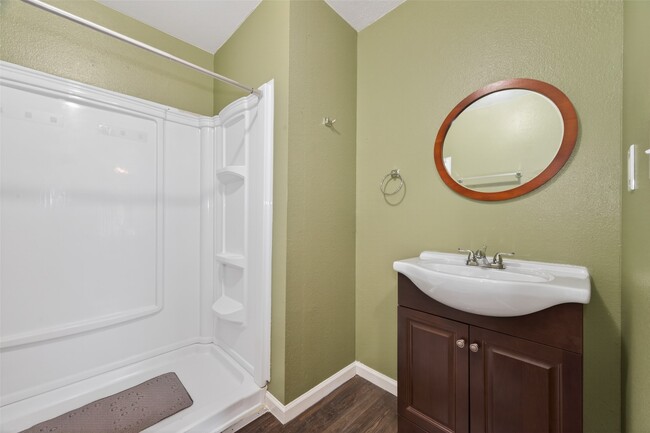 Building Photo - 709 Center St