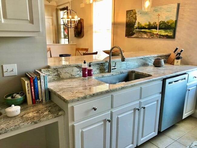 Photo - 3 bedroom, 3 Bath in Oxford, small fenced yard.